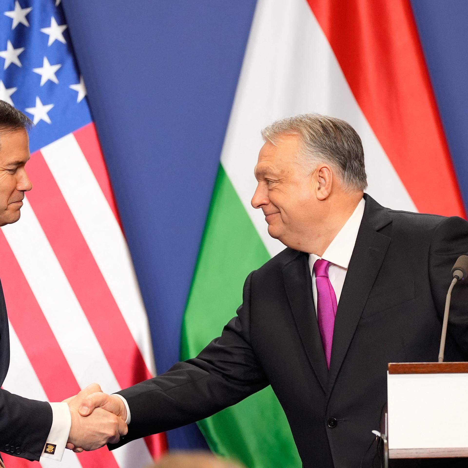 US-Außenminister Rubio und Ungarns Ministerpräsident Orban geben sich die Hand.