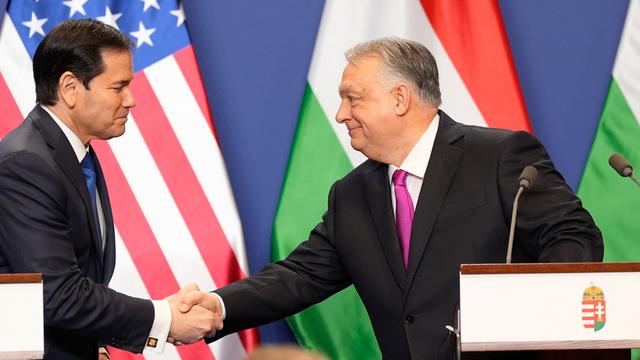 US-Außenminister Rubio und Ungarns Ministerpräsident Orban geben sich die Hand.