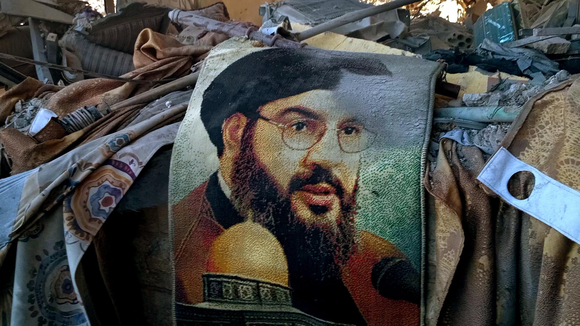 Ein Bild des Generalsekretärs der Hisbollah, Hassan Nasrallah, ist inmitten der Trümmer eines Hauses zu sehen, das bei einem israelischen Luftangriff in dem Dorf Saksakieh südlich der libanesisch-israelischen Grenze getroffen wurde. 