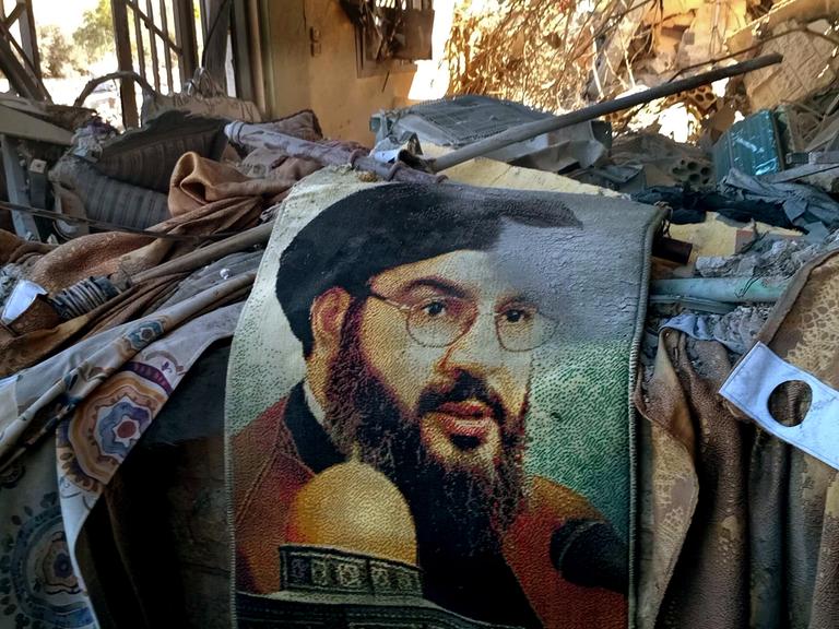 Ein Bild des Generalsekretärs der Hisbollah, Hassan Nasrallah, ist inmitten der Trümmer eines Hauses zu sehen, das bei einem israelischen Luftangriff in dem Dorf Saksakieh südlich der libanesisch-israelischen Grenze getroffen wurde. 