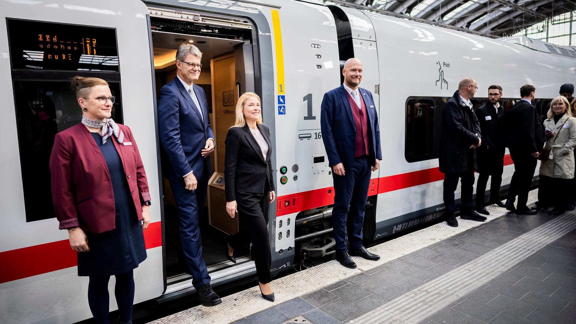 Patrick Schnieder (CDU, 2.v.l), Bundesminister für Verkehr, und Evelyn Palla (3.v.l), Vorstandsvorsitzende der DB, steigen bei der Premiere des neuen ICE L der Deutschen Bahn am Berliner Ostbahnhof aus dem Zug.