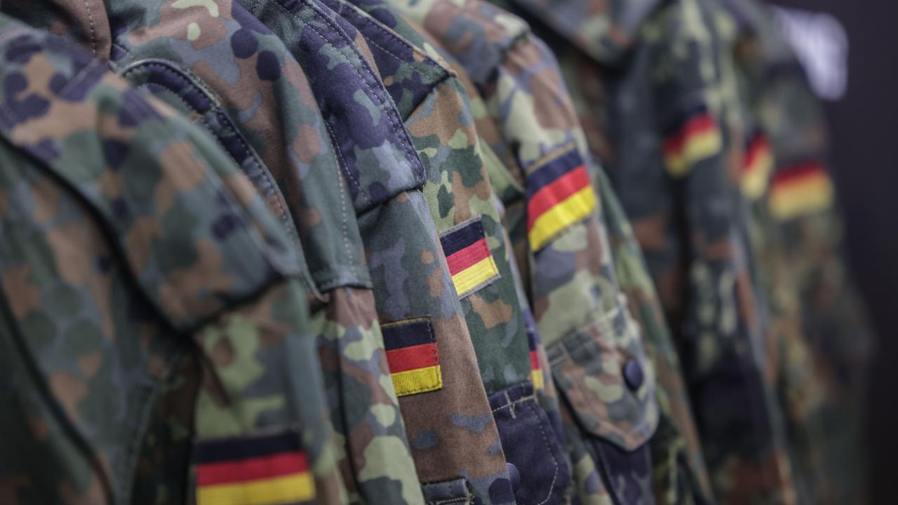Feldjacken hängen am Stand der Bundeswehr