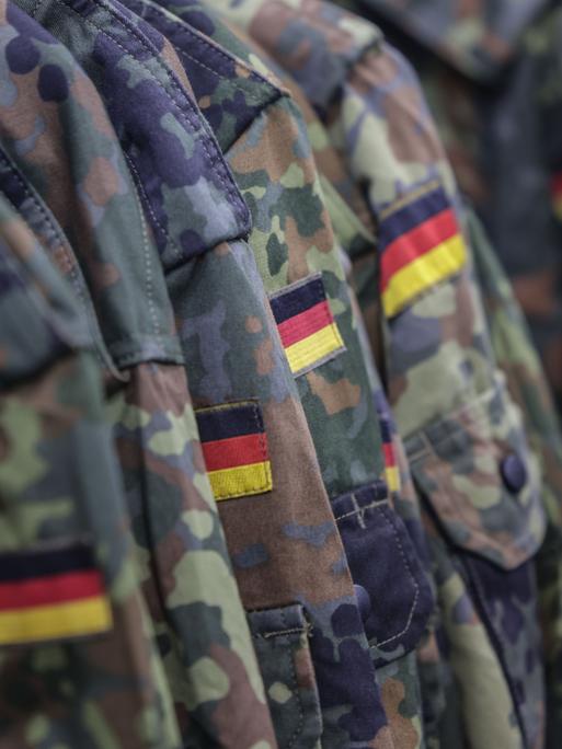 Feldjacken hängen am Stand der Bundeswehr