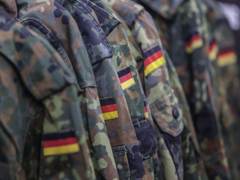 Feldjacken hängen am Stand der Bundeswehr