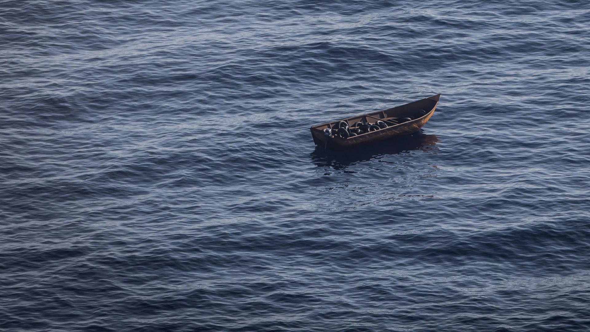 Reifenschläuche, die als improvisierte Rettungsringe verwendet wurden, liegen in einem ansonsten leeren Boot, das Migranten von der Nordküste Afrikas benutzt haben, um zur italienischen Insel Lampedusa zu gelangen, und das nun im Mittelmeer treibt. 