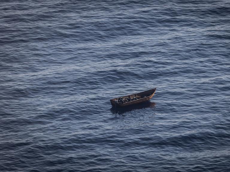 Reifenschläuche, die als improvisierte Rettungsringe verwendet wurden, liegen in einem ansonsten leeren Boot, das Migranten von der Nordküste Afrikas benutzt haben, um zur italienischen Insel Lampedusa zu gelangen, und das nun im Mittelmeer treibt. 