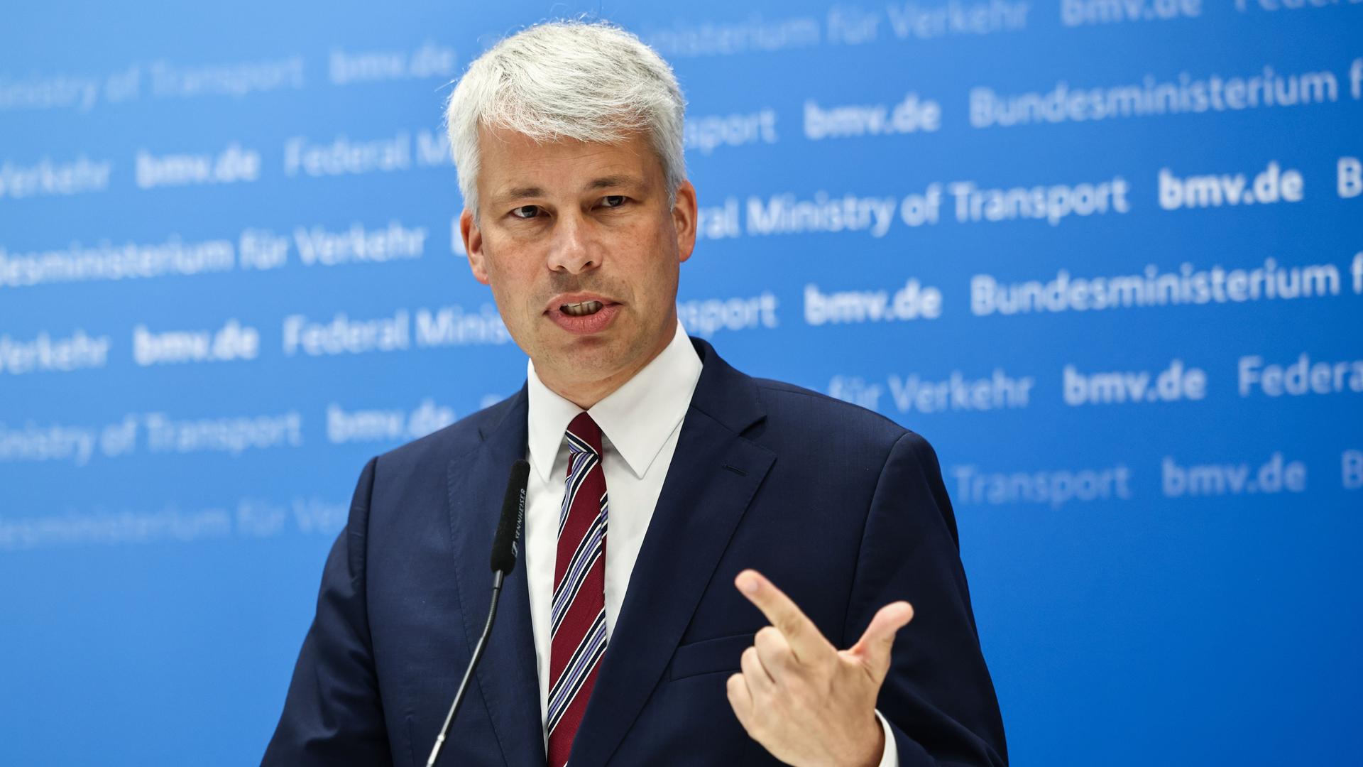 Steffen Bilger (CDU), Bundesverkehrsminister spricht auf einer Pressekonferenz. 