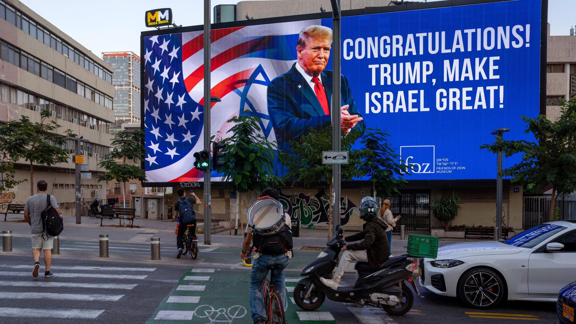 Eine Werbetafel in Tel Aviv mit einer Botschaft an den künftigen US-Präsidenten und Unterstützer Israels: "Glückwunsch! Trump, machen Sie Israel wieder groß".