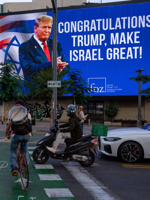 Eine Werbetafel in Tel Aviv mit einer Botschaft an den künftigen US-Präsidenten und Unterstützer Israels: "Glückwunsch! Trump, machen Sie Israel wieder groß".