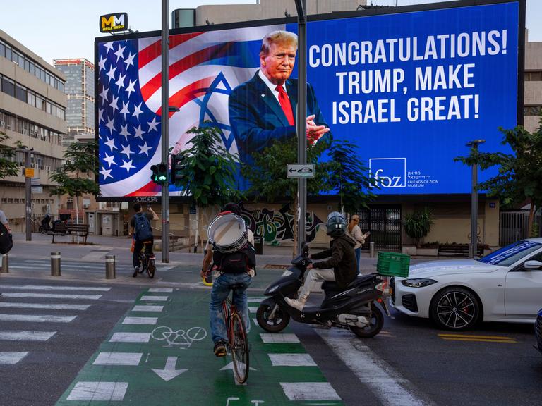 Eine Werbetafel in Tel Aviv mit einer Botschaft an den künftigen US-Präsidenten und Unterstützer Israels: "Glückwunsch! Trump, machen Sie Israel wieder groß".