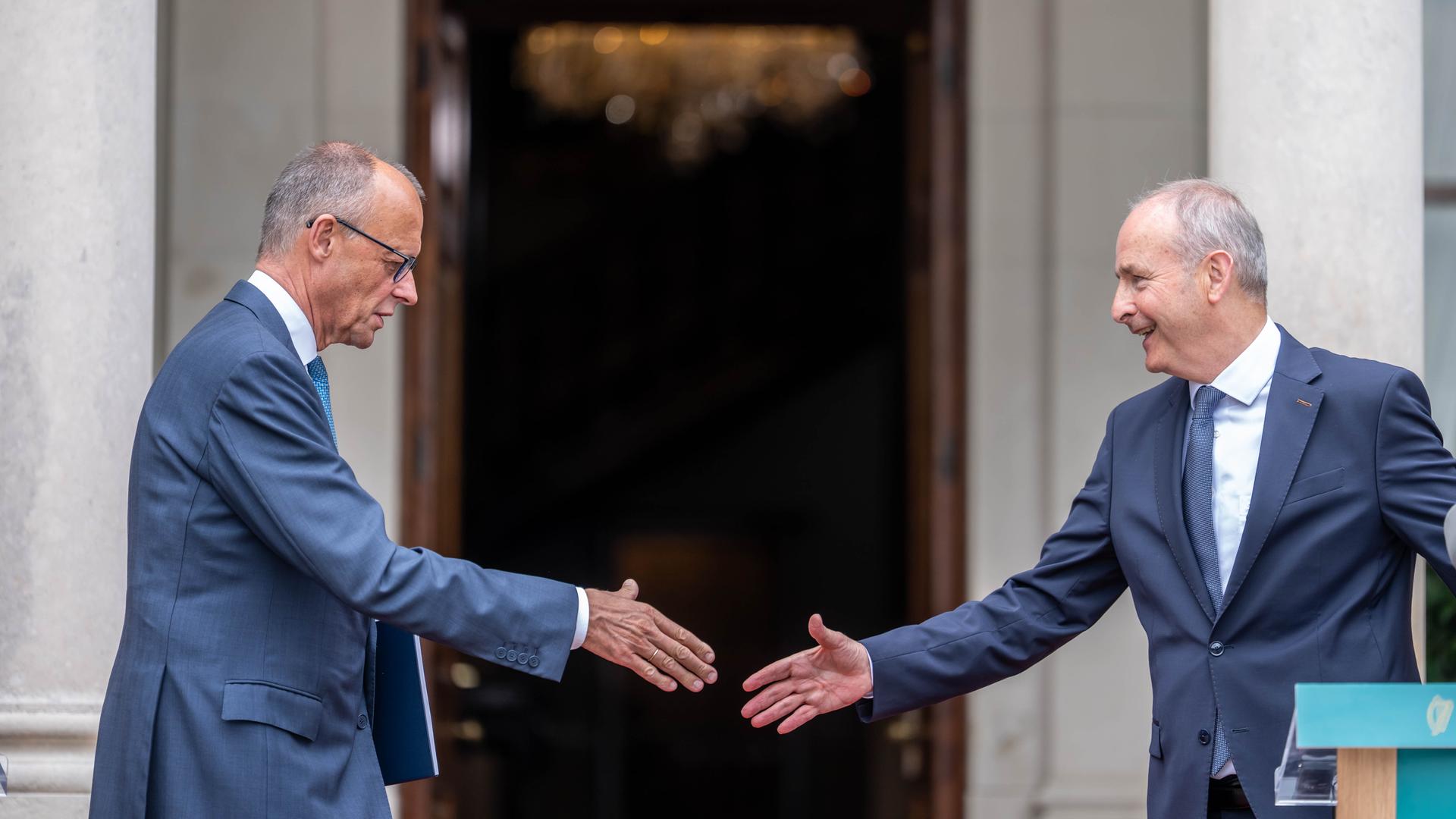 Dublin: Bundeskanzler Friedrich Merz (CDU, l) und Micheál Martin, Regierungschef von Irland reichen sich die Hand.