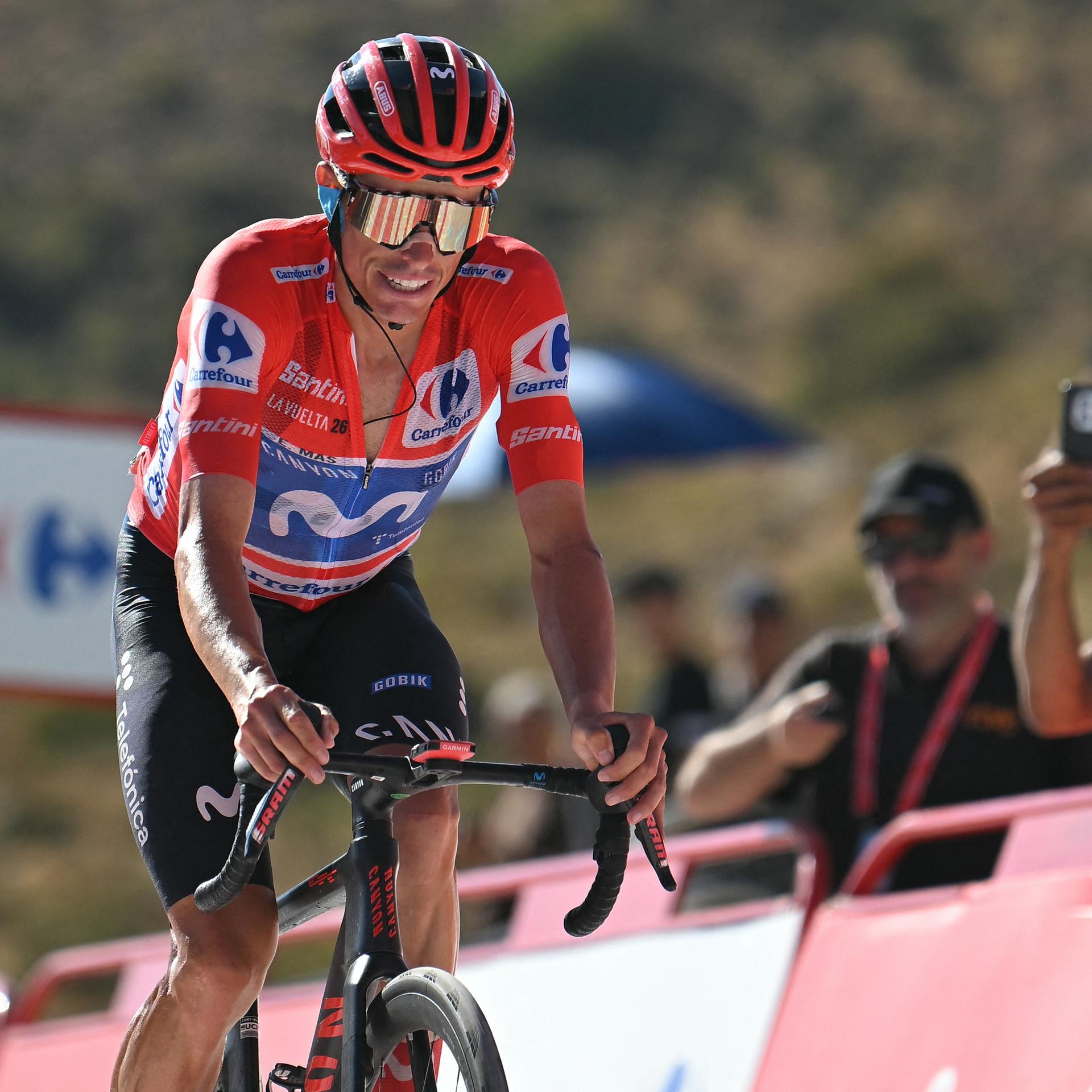 Der spanische Radrennfahrer Enric Mas überquert am 12. September 2026 die Ziellinie der 20. Etappe der Radrundfahrt „Vuelta a España 2026“.