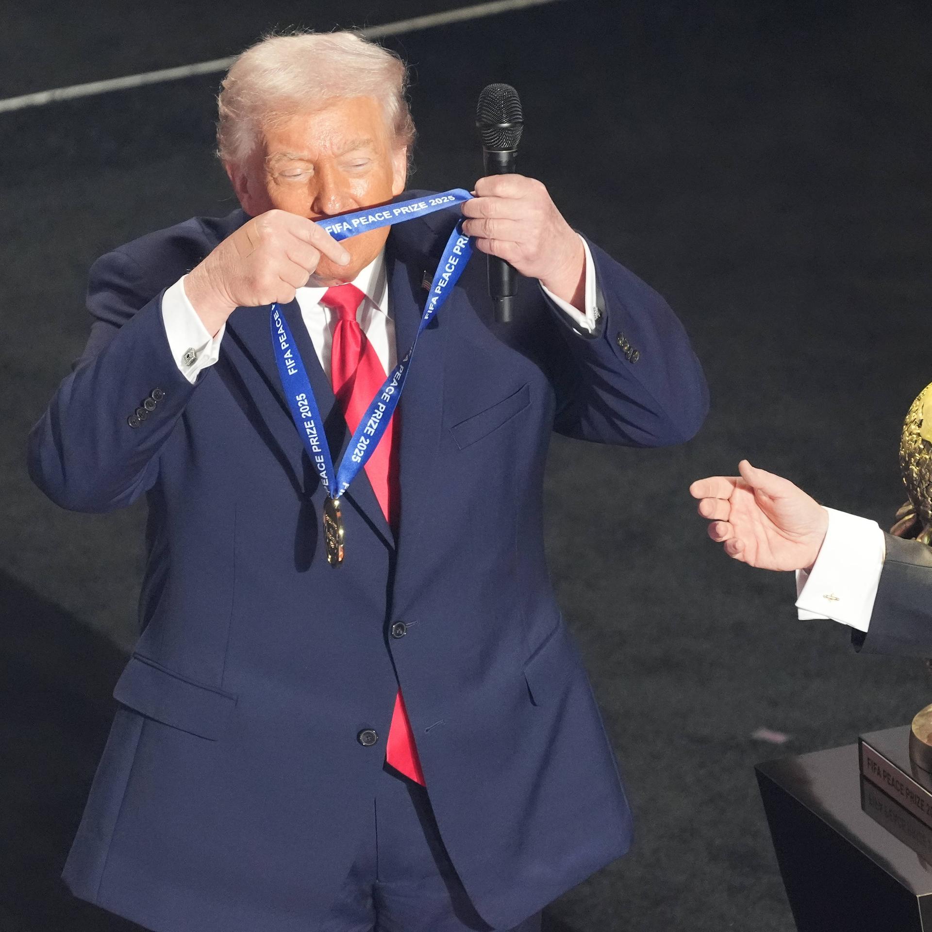 US-Präsident Trump hängt sich die Friedenspreis-Medaille der FIFA um. Neben ihm steht FIFA-Präsident Infantino.