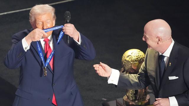 US-Präsident Trump hängt sich die Friedenspreis-Medaille der FIFA um. Neben ihm steht FIFA-Präsident Infantino.