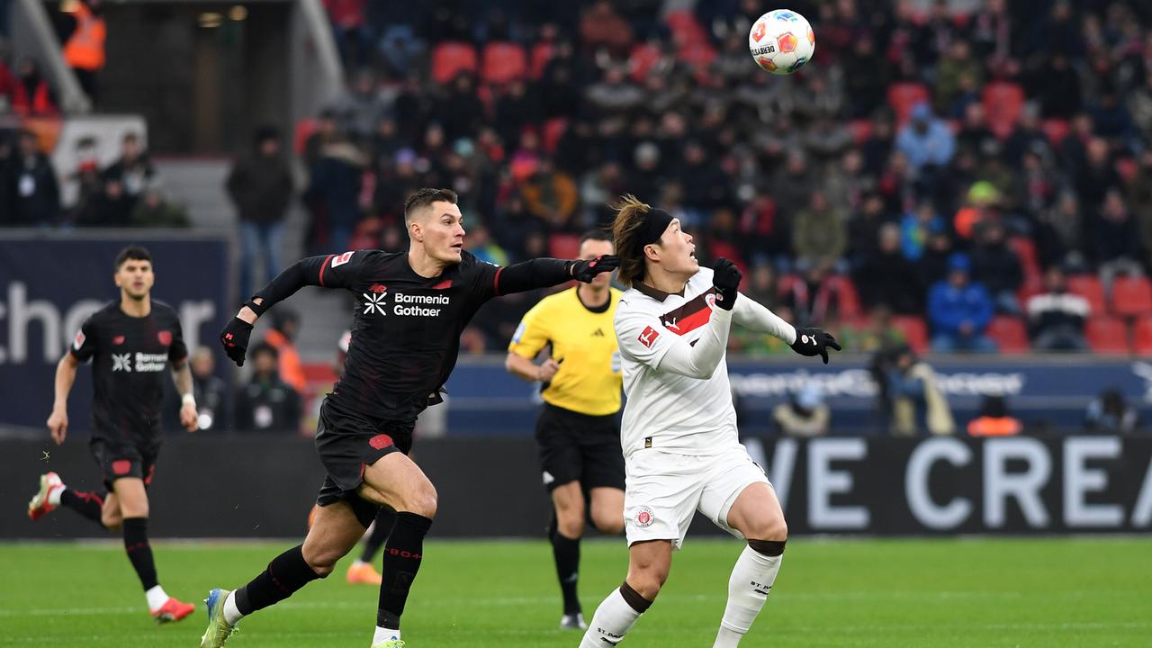 Patrik Schick (Bayer Leverkusen) und Tomoya Ando (St. Pauli) kämpfen während des Bundesliga-Spiels um den Ball. 