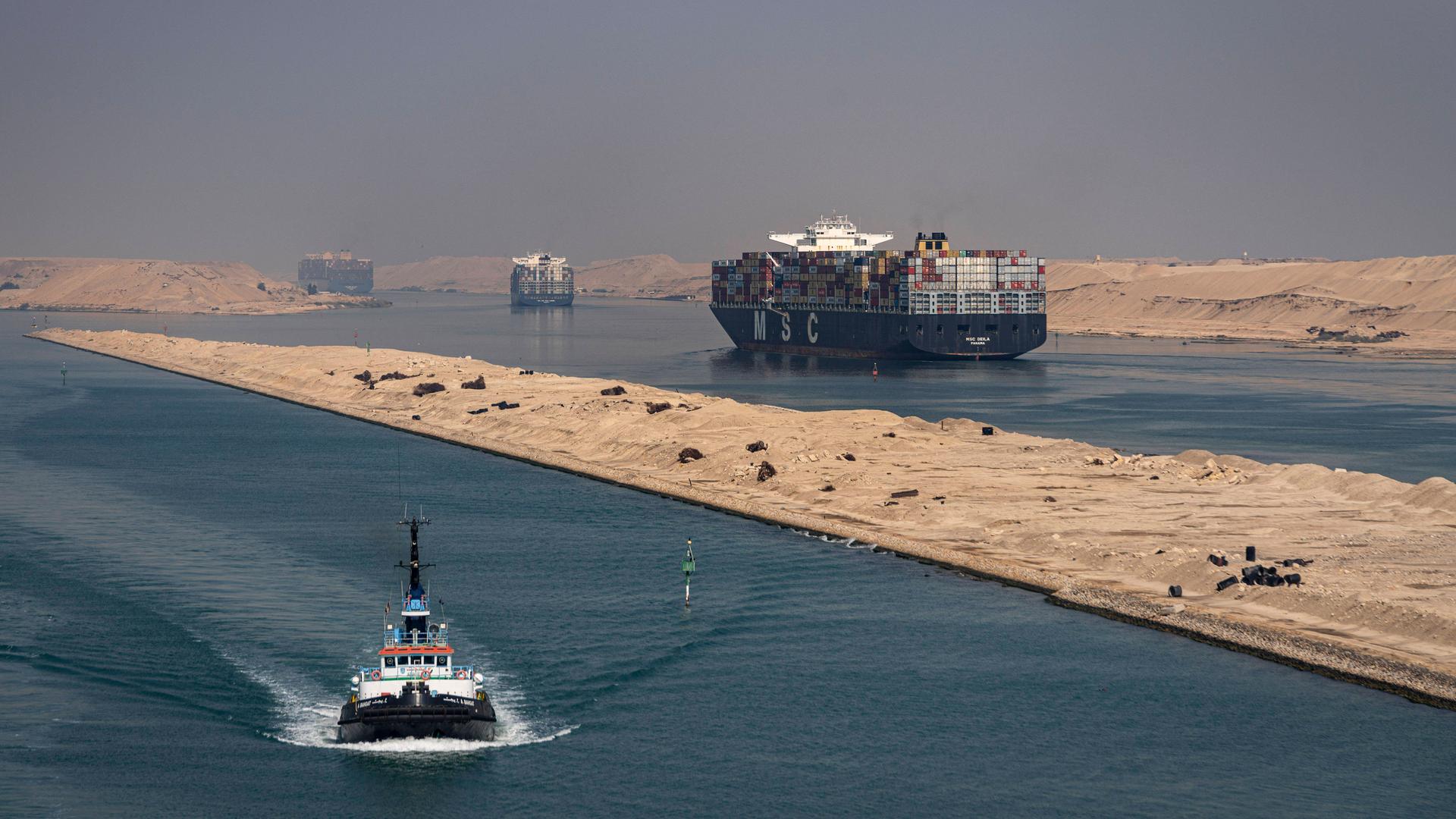Ein Lotsenboot und Containerschiffe im Suezkanal bei Ismailia in Ägypten.