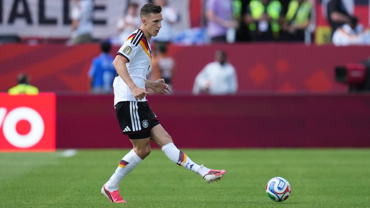 Der deutsche Fußballspieler Nico Schlotterbeck ist in Aktion. 
