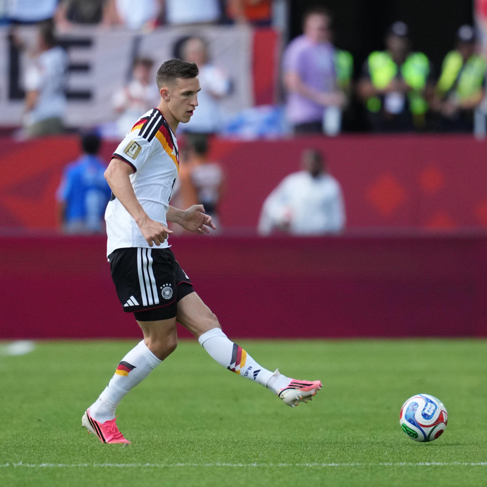 Der deutsche Fußballspieler Nico Schlotterbeck ist in Aktion. 