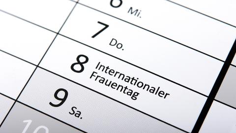 Auf einem Kalender steht am 8. März "Internationaler Frauentag".