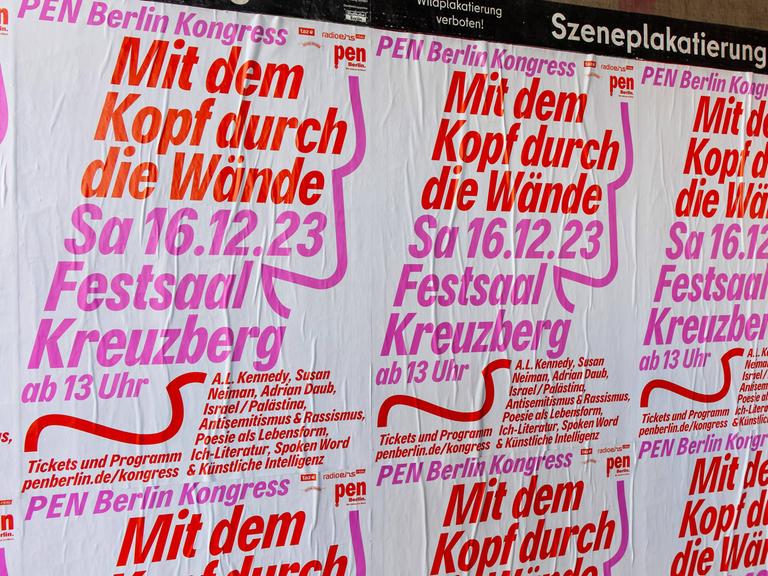An einer Plakatwand sind mehrere Plakate des PEN-Berlin-Kongresses "Mit dem Kopf durch die Wände" angeklebt.