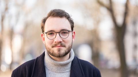 Schriftsteller Lukas Rietzschel im Porträt.