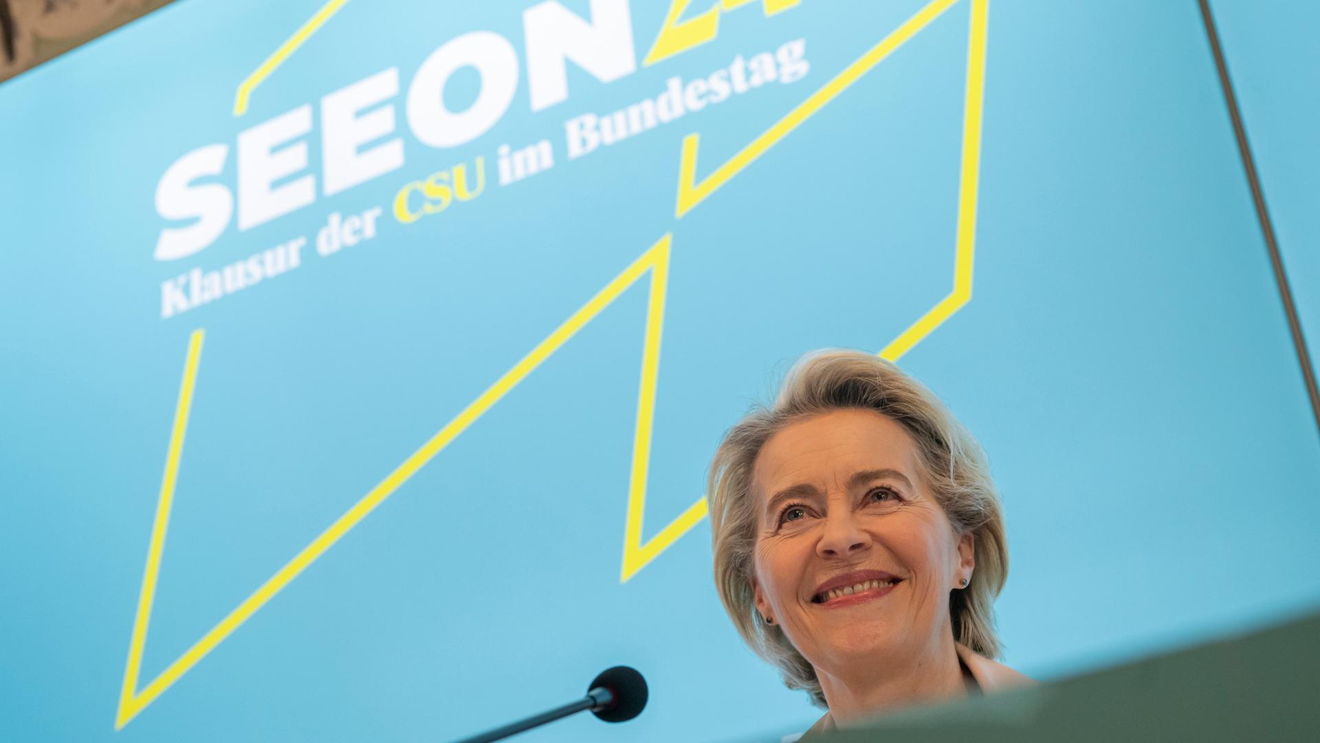 Ursula von der Leyen, Präsidentin der Europäischen Kommission, nimmt an der Winterklausur der CSU im Bundestag im Kloster Seeon teil. Sie sitzt auf dem Podium vor einer hellblauen Wand, auf der steht "Seeon 24". Ursula von der Leyen, Präsidentin der Europäischen Kommission, nimmt an der Winterklausur der CSU im Bundestag im Kloster Seeon teil. Sie sitzt auf dem Podium vor einer hellblauen Wand, auf der steht "Seeon 24".