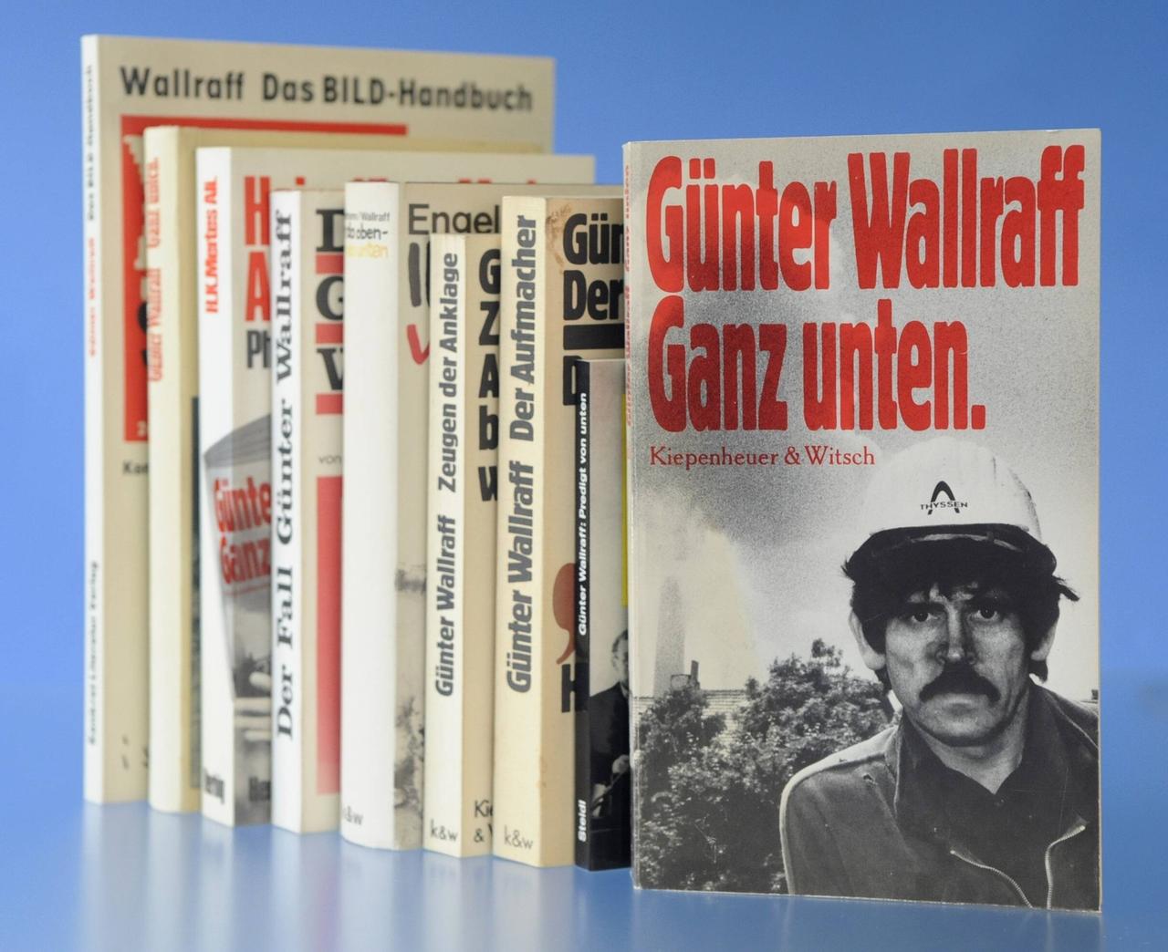 Mehrere Bücher von Günter Wallraff in Reihe, ganz vorne ist sein berühmtestes Buch "Ganz unten" mit ihm in der Rolle eines Gastarbeiters auf dem Cover zu sehen. Mehrere Bücher von Günter Wallraff in Reihe, ganz vorne ist sein berühmtestes Buch "Ganz unten" mit ihm in der Rolle eines Gastarbeiters auf dem Cover zu sehen.