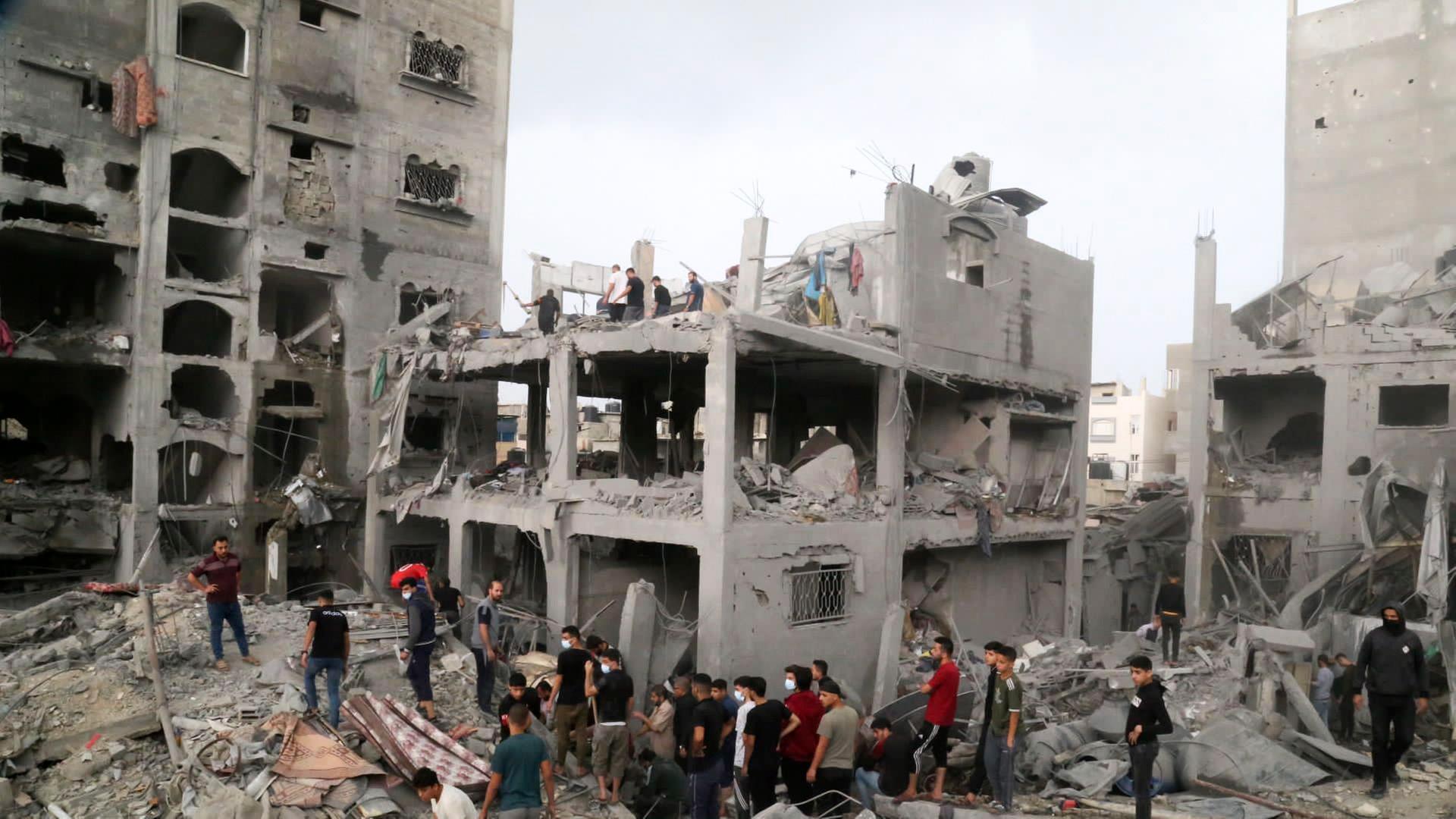 Palästinensische Gebiete, Dschabalia: Palästinenser suchen nach einem nächtlichen israelischen Angriff auf ein Gebäude im Flüchtlingslager Dschabalia nach Überlebenden.