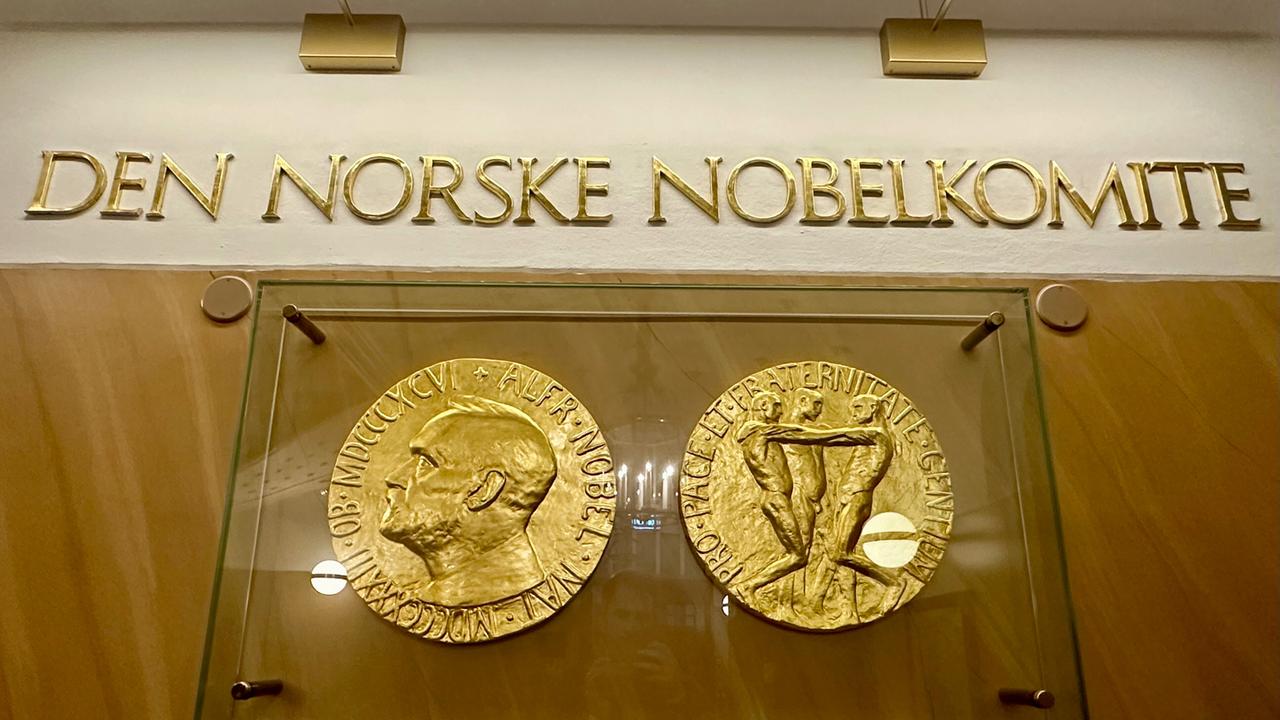 Die Vorder- und Rückseite der Medaille für den Friedensnobelpreis sind im norwegischen Nobelinstitut in Oslo ausgestellt.