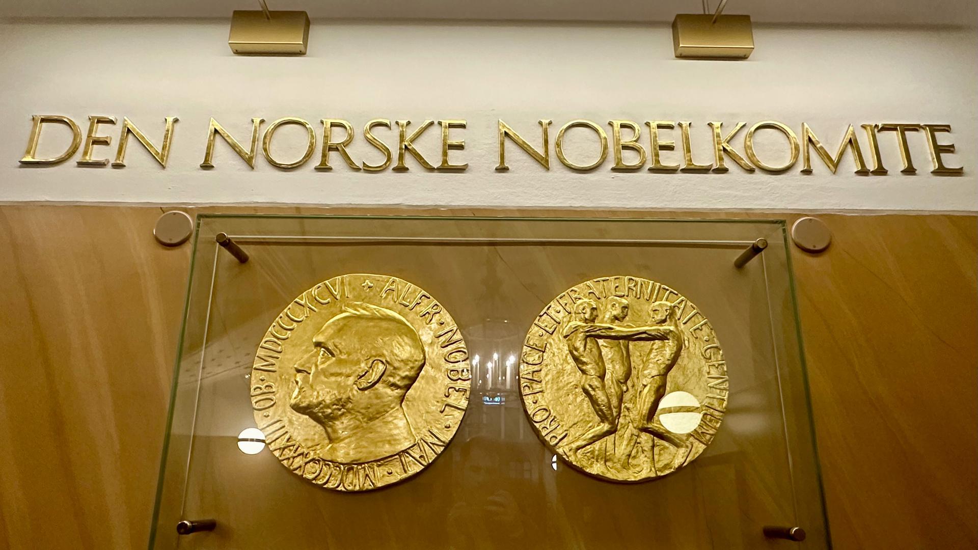Die Vorder- und Rückseite der Medaille für den Friedensnobelpreis sind im norwegischen Nobelinstitut in Oslo ausgestellt. Die Vorder- und Rückseite der Medaille für den Friedensnobelpreis sind im norwegischen Nobelinstitut in Oslo ausgestellt.