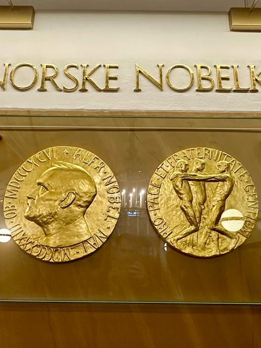 Die Vorder- und Rückseite der Medaille für den Friedensnobelpreis sind im norwegischen Nobelinstitut in Oslo ausgestellt.