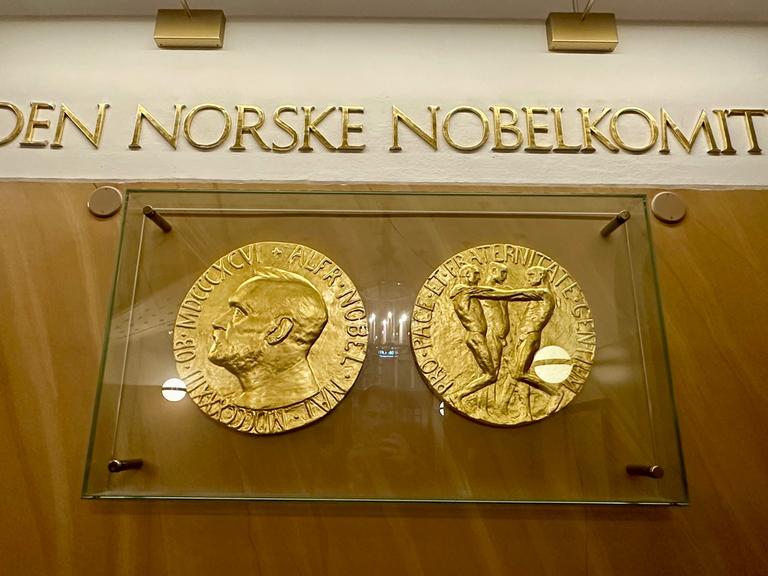 Die Vorder- und Rückseite der Medaille für den Friedensnobelpreis sind im norwegischen Nobelinstitut in Oslo ausgestellt.