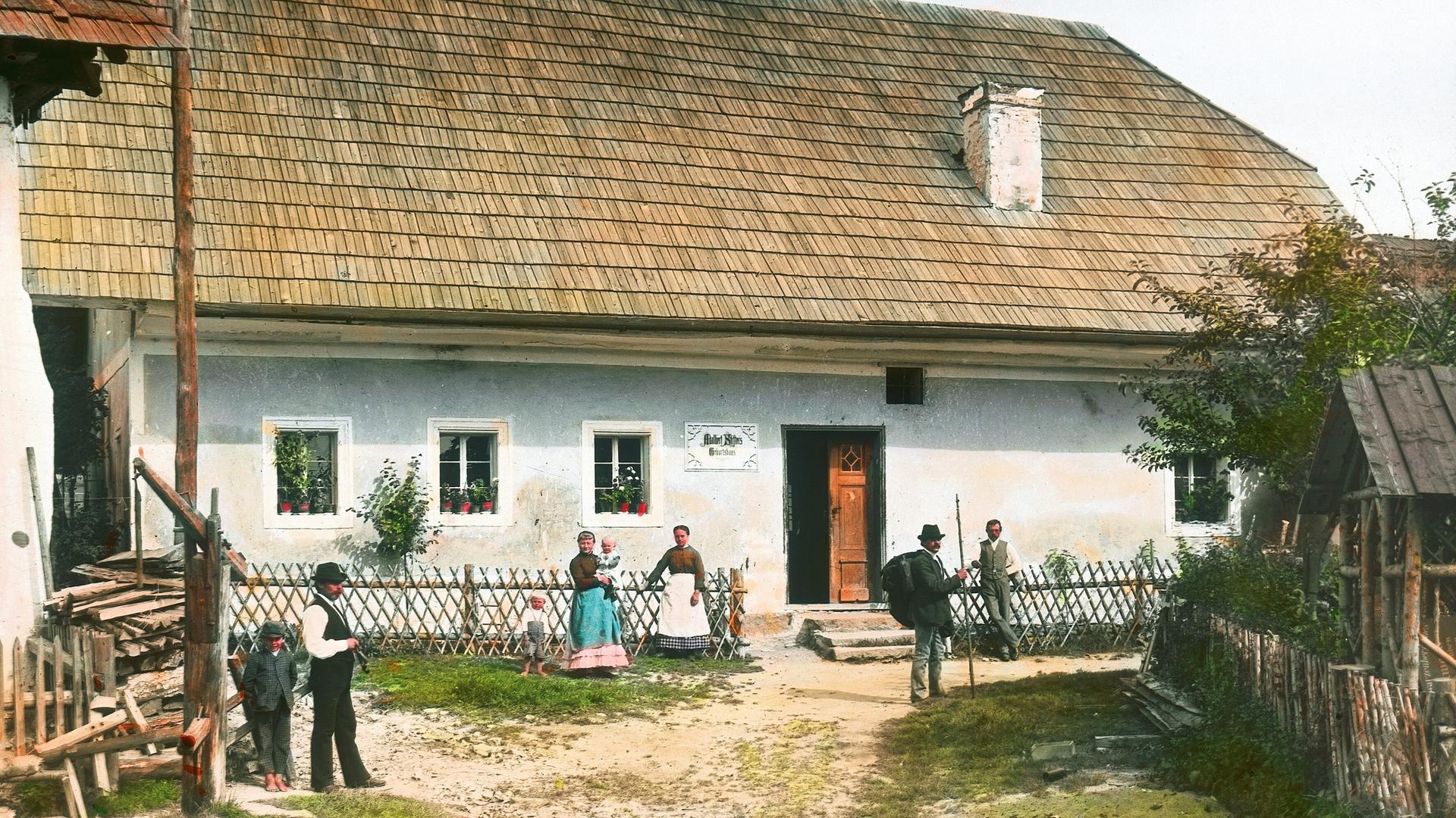 Ein bäuerliches Landhaus mit idyllischen Farben