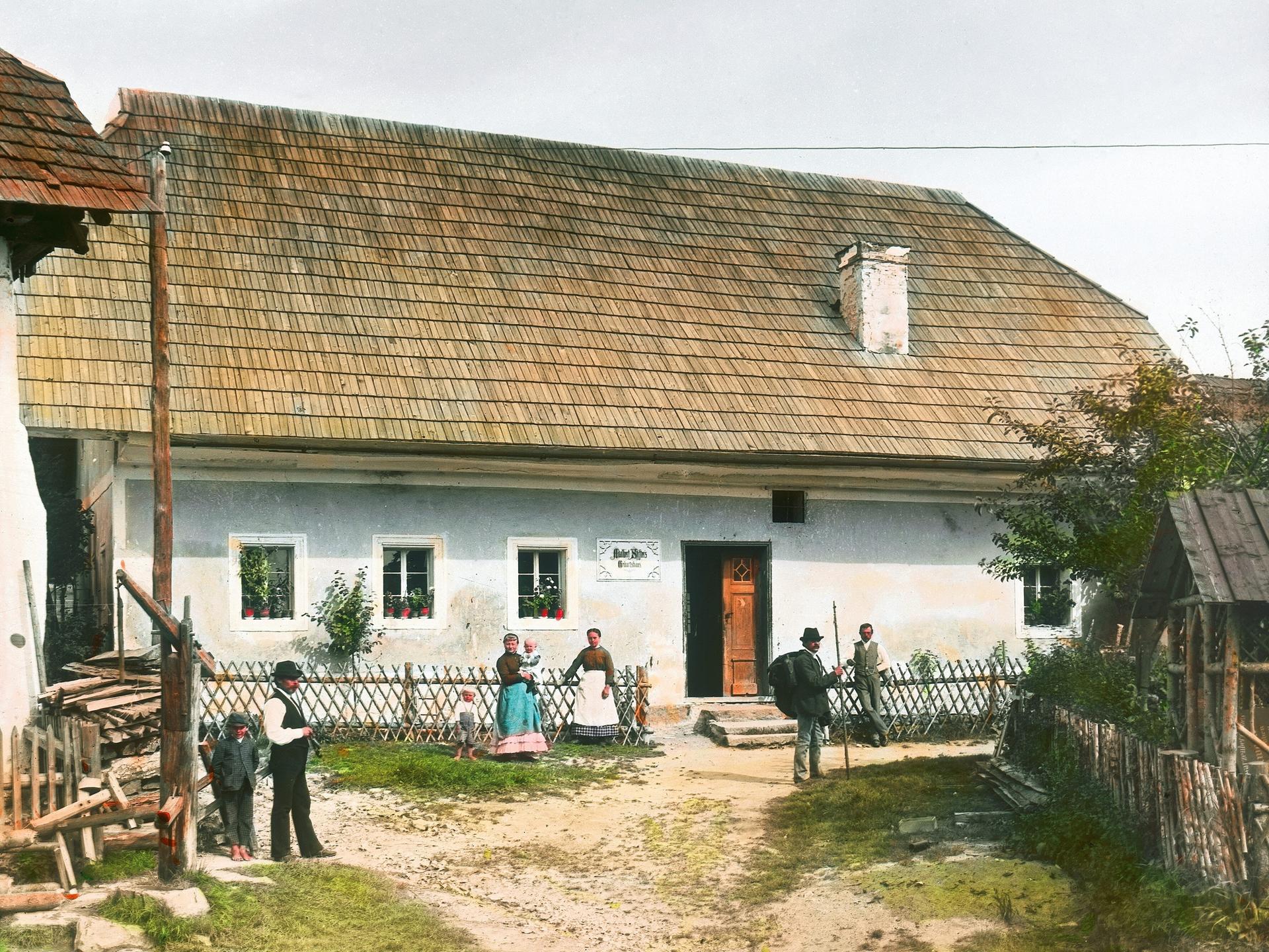 Ein bäuerliches Landhaus mit idyllischen Farben Ein bäuerliches Landhaus mit idyllischen Farben