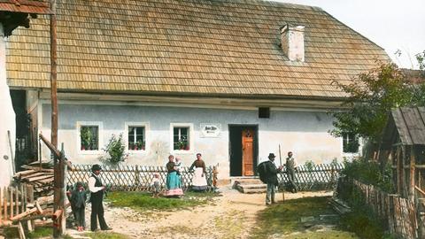 Ein bäuerliches Landhaus mit idyllischen Farben Ein bäuerliches Landhaus mit idyllischen Farben