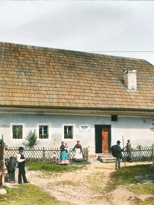 Ein bäuerliches Landhaus mit idyllischen Farben