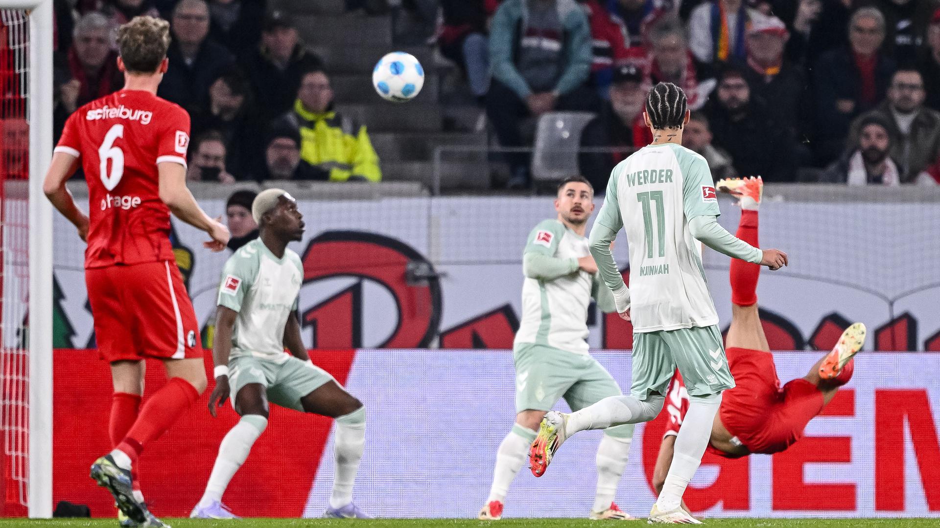 Fußball-Bundesliga: Spieler vom SC Freiburg und von Werder Bremen kämpfen um den Ball.