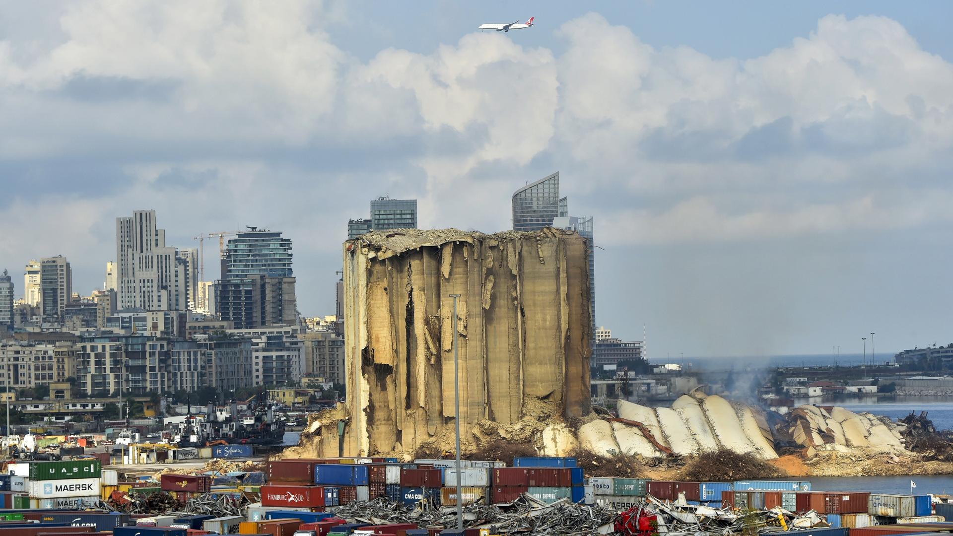 Am 23. August 2022 ist der Nordteil des Getreidesilos im Hafen von Beirut bei einem Brand kollabiert - am 4. August 2020 waren acht Silos nach der Explosion von Ammoniumnitrat zerstört worden, die Trümmer hatten weite Teile der libanesischen Hauptstadt zerstört, 300.000 Menschen wurden obdachlos. Bis heute steht noch der Südblock des Silos. 