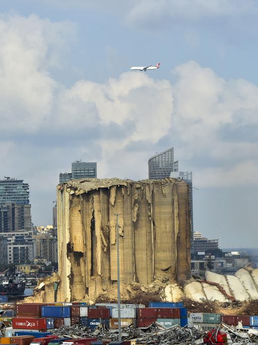 Am 23. August 2022 ist der Nordteil des Getreidesilos im Hafen von Beirut bei einem Brand kollabiert - am 4. August 2020 waren acht Silos nach der Explosion von Ammoniumnitrat zerstört worden, die Trümmer hatten weite Teile der libanesischen Hauptstadt zerstört, 300.000 Menschen wurden obdachlos. Bis heute steht noch der Südblock des Silos. 