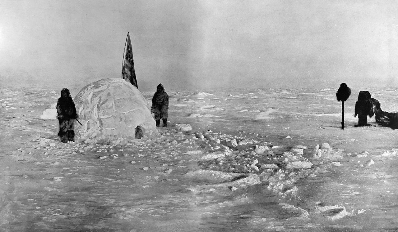 Ein Iglu und zwei Inuit am Nordpol im Jahr 1908