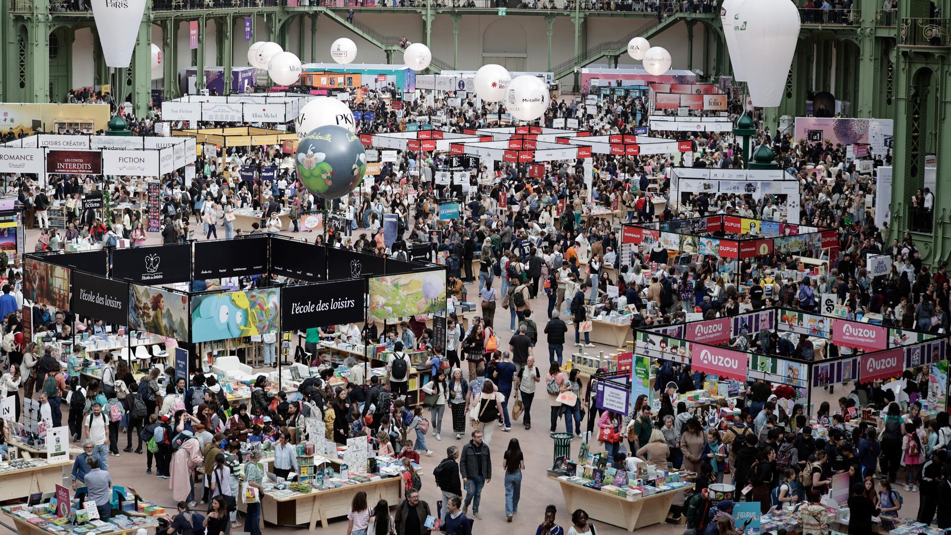 Besucher der Pariser Buchmesse im Grand Palais, Paris, am 17. April 2026