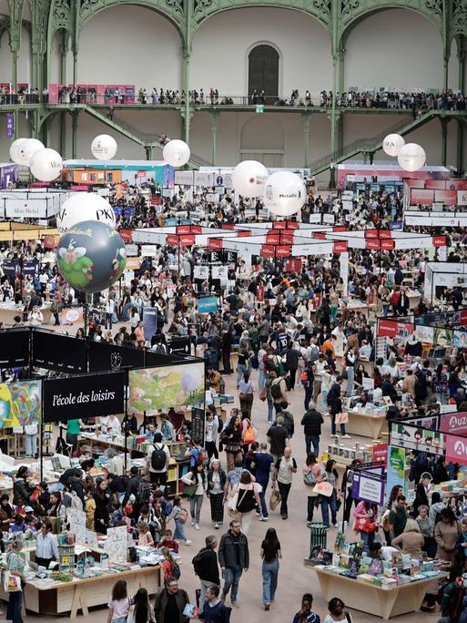Besucher der Pariser Buchmesse im Grand Palais, Paris, am 17. April 2026