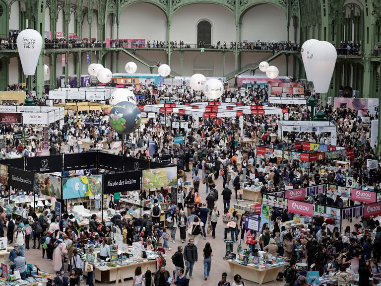 Besucher der Pariser Buchmesse im Grand Palais, Paris, am 17. April 2026