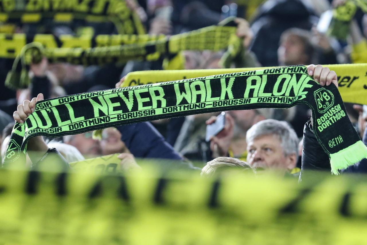 UEFA Champions League - Borussia Dortmund - FC Chelsea am 15.02.2023 im Signal Iduna Park in Dortmund Borussia Dortmund Fan Schal - Feature, Symbol, Symbolfoto, charakteristisch, Detail *** 