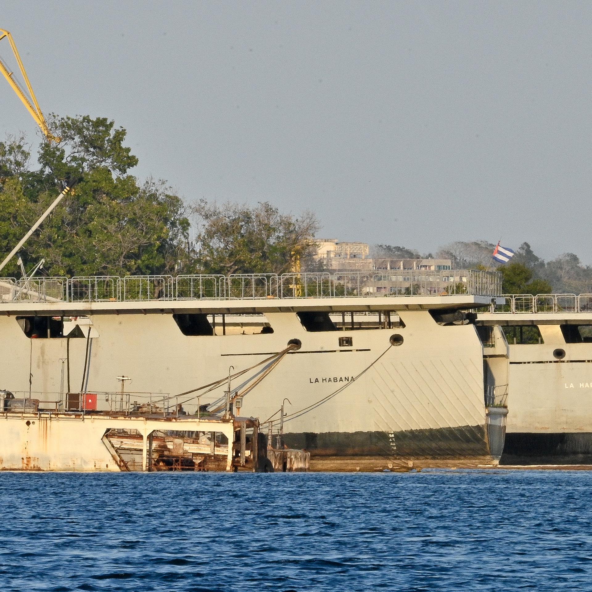 Ein Schiff der kubanischen Küstenwache legte im Hafen von Havanna an.