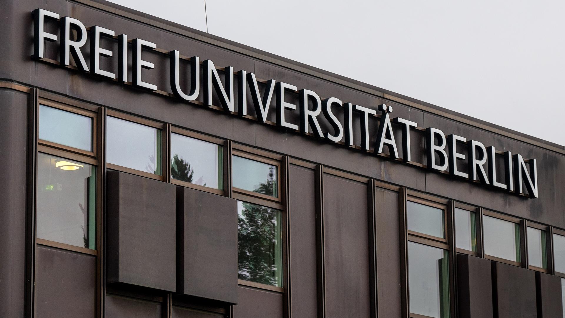 Der Schriftzug "Freie Universität Berlin" ist an der Fassade eines Uni-Gebäudes auf dem Campus der FU angebracht. 