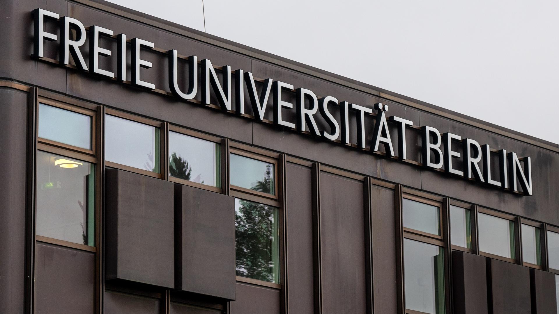 Der Schriftzug "Freie Universität Berlin" ist an der Fassade eines Universitätsgebäudes auf dem FU-Campus angebracht. 