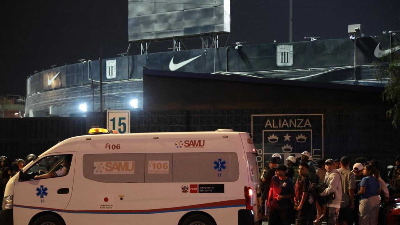 Das Foto zeigt einen Rettungswagen vor einem Fußballstadion in Lima, der Hauptstadt von Peru. (Photo by Connie FRANCE / AFP)