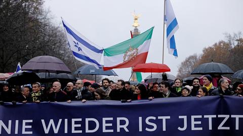 Das Bild zeigt Teilnehmer einer Demonstration gegen Antisemitismus in Berlin am 10. Dezember 2023.