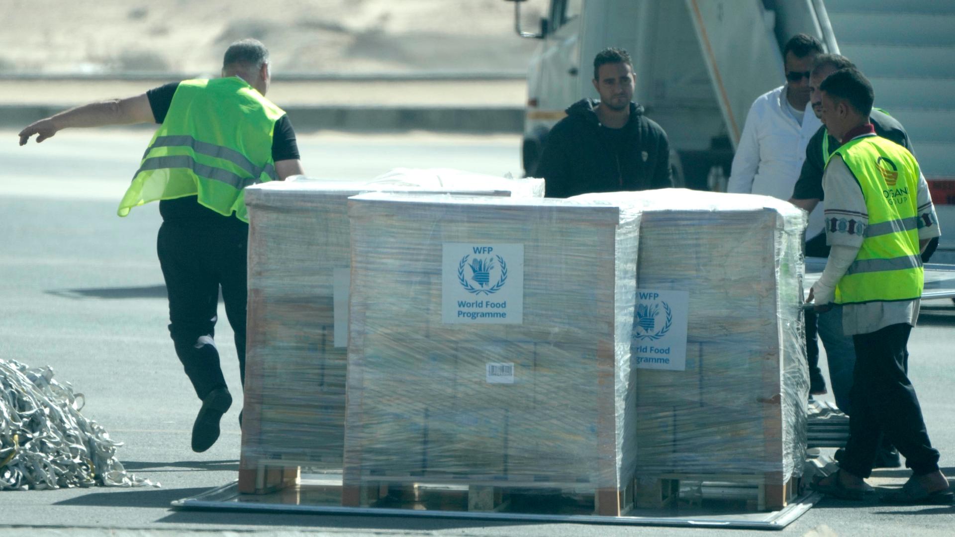 Mitarbeiter des Ãgyptischen Roten Halbmonds verladen humanitäre Hilfsgüter aus Saudi-Arabien auf dem Weg in den Gazastreifen am Flughafen al-Arisch.